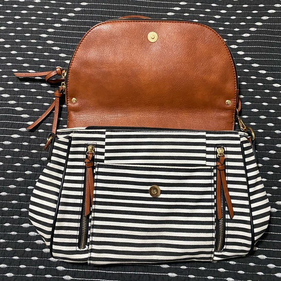 Multifunctional Crossbody - Picture 6 of 10